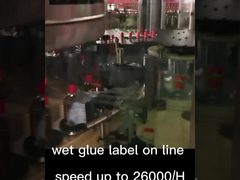 Üretim hattındaki ıslak yapıştırıcı etiketi,üretimi devam eden şarap etiketi